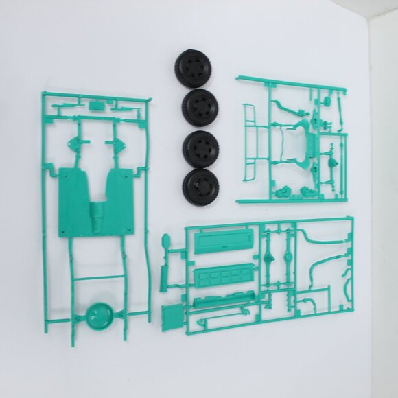 Toyota 1992 4X4 Pickup Truck 1/20 Lindberg Vintage Model Kit #72506 - Picture 14 of 14